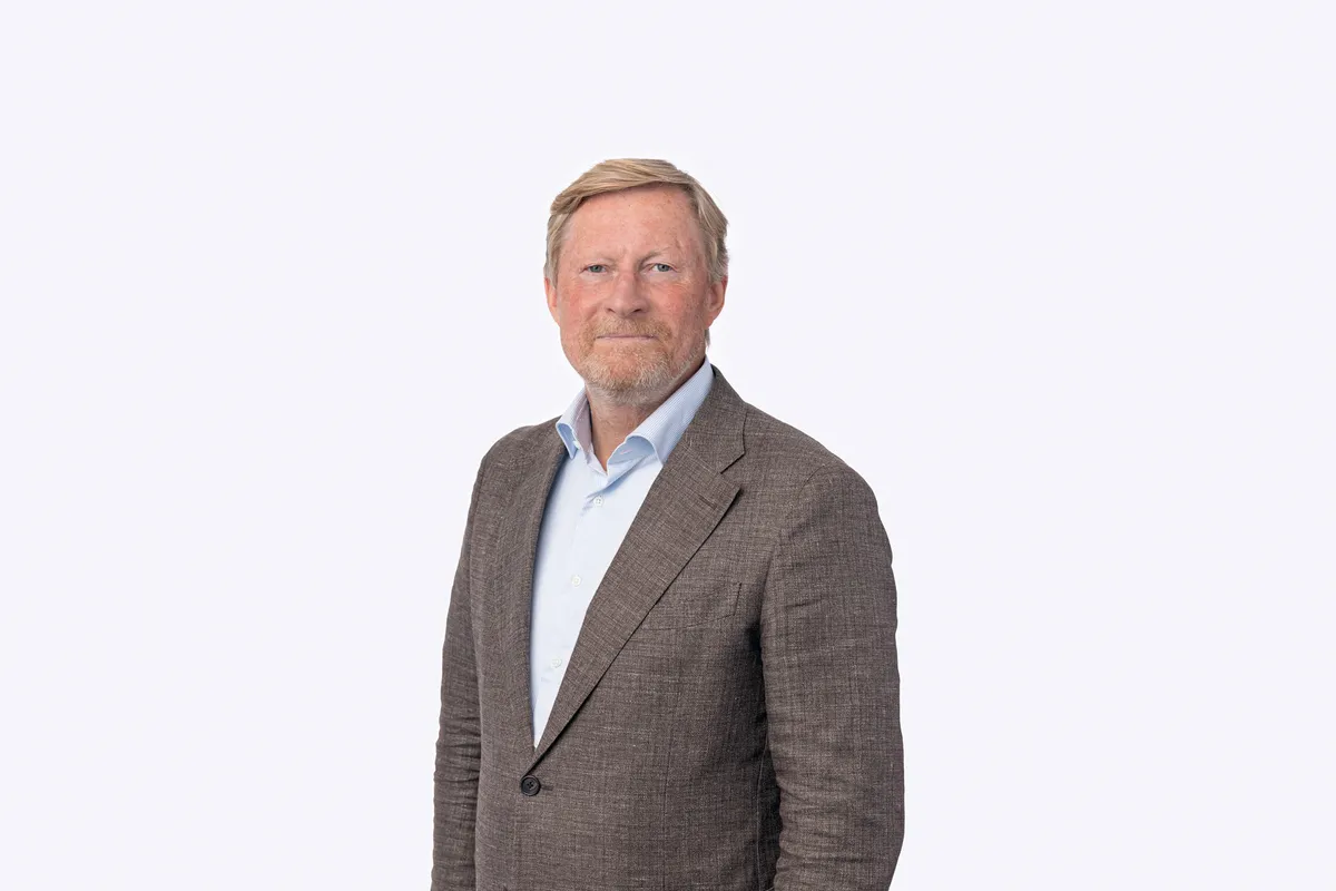 Headshot med videre utsnitt tatt i mobilt fotostudio