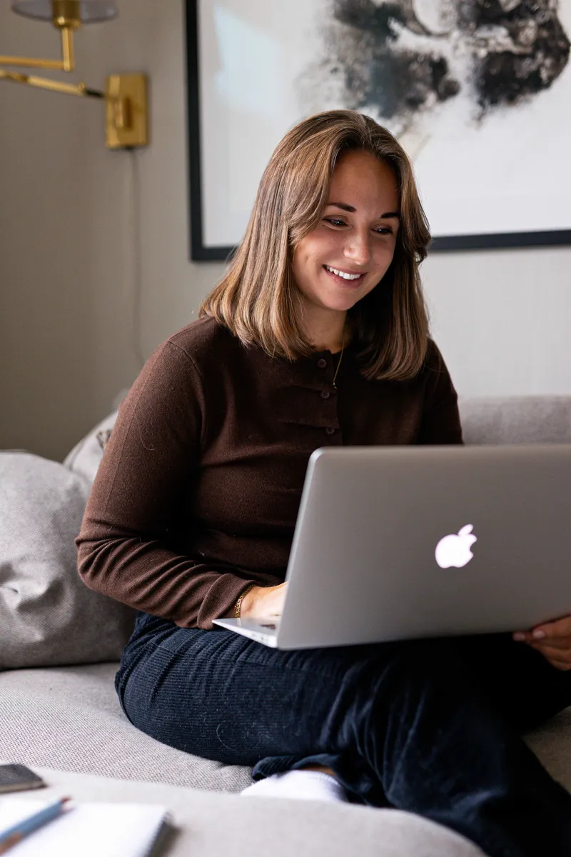 Ansatt i Meraki Marketing jobber på laptop