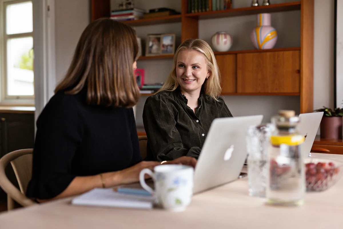 To ansatte i Meraki Marketing i møte ved laptopen, Oslo