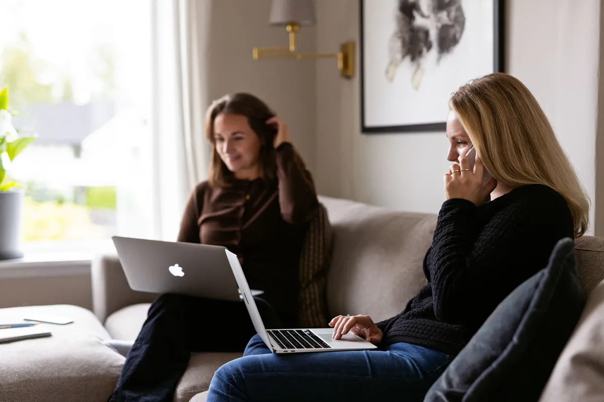 To ansatte i Meraki Marketing jobber fra sofaen