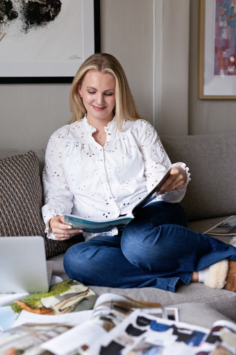 Ansatt i Meraki Marketing jobber med moodboard