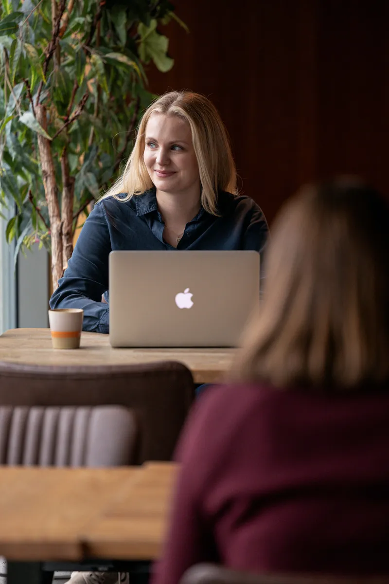 Møte mellom to ansatte i Meraki Marketing