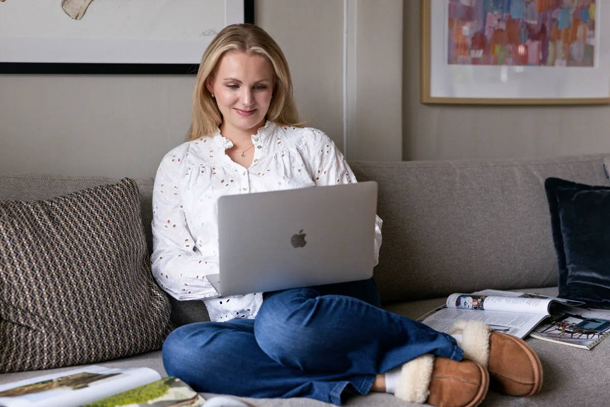 Ansatt jobber på laptop hjemmefra, Meraki Marketing